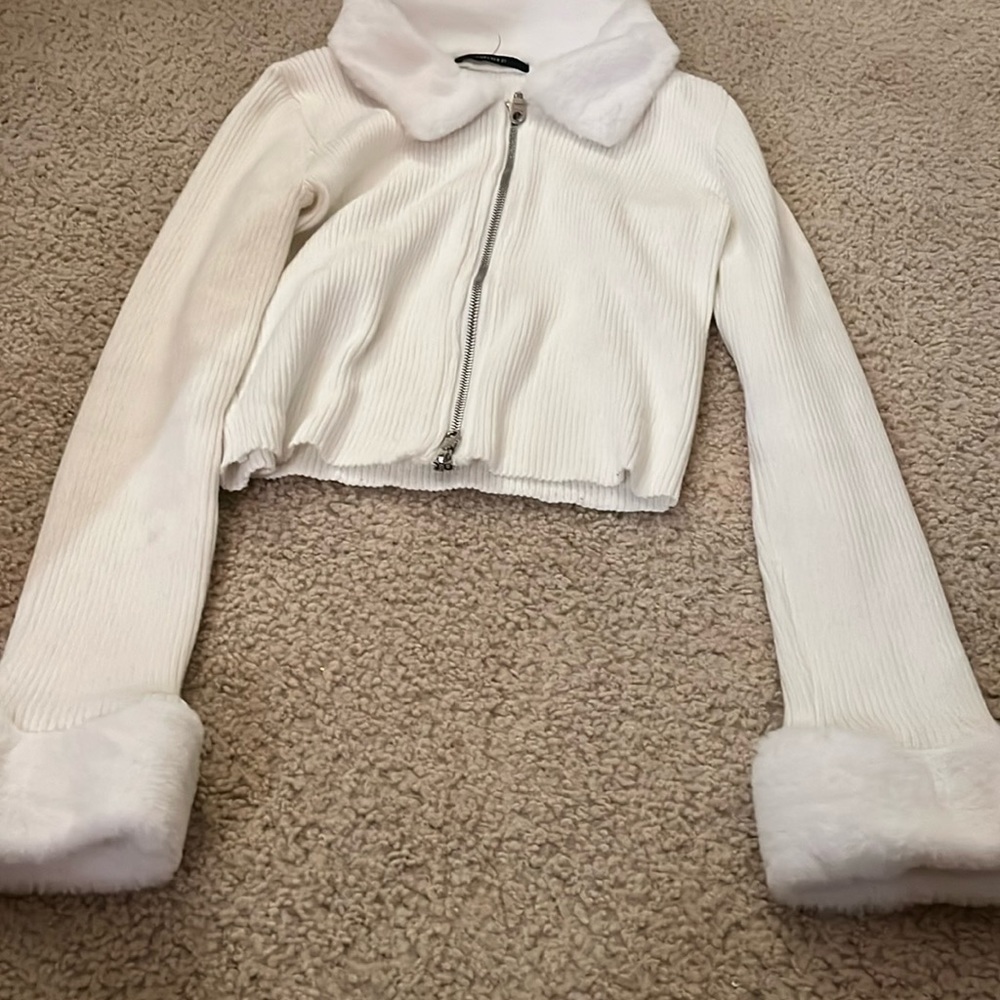 White forever 21 sweater with fur